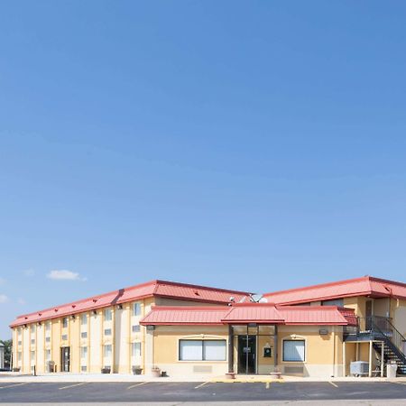 Super 8 By Wyndham Clinton Hotel Buitenkant foto