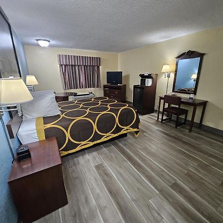 Super 8 By Wyndham Clinton Hotel Buitenkant foto