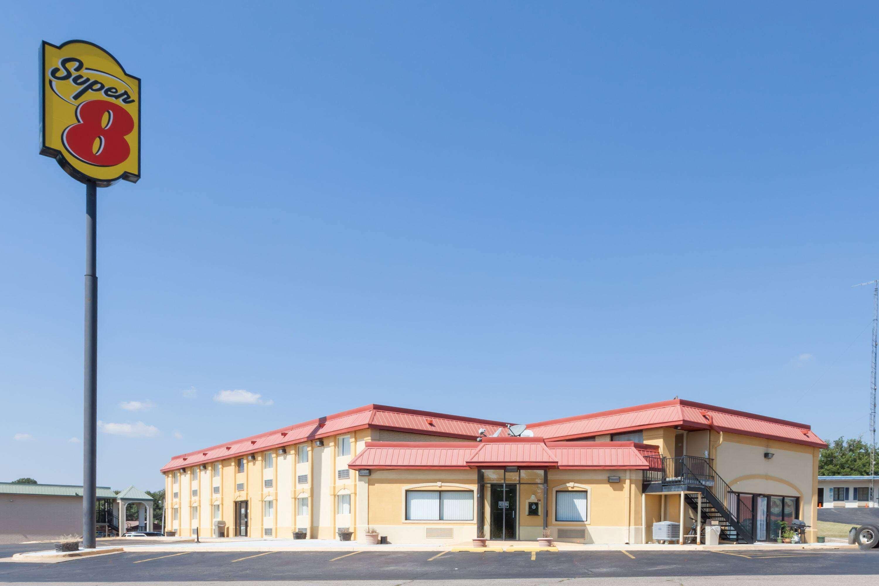 Super 8 By Wyndham Clinton Hotel Buitenkant foto