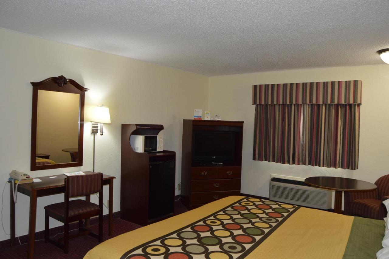 Super 8 By Wyndham Clinton Hotel Kamer foto