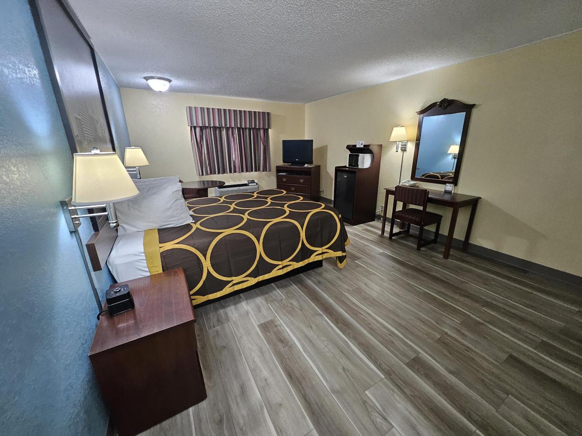Super 8 By Wyndham Clinton Hotel Buitenkant foto
