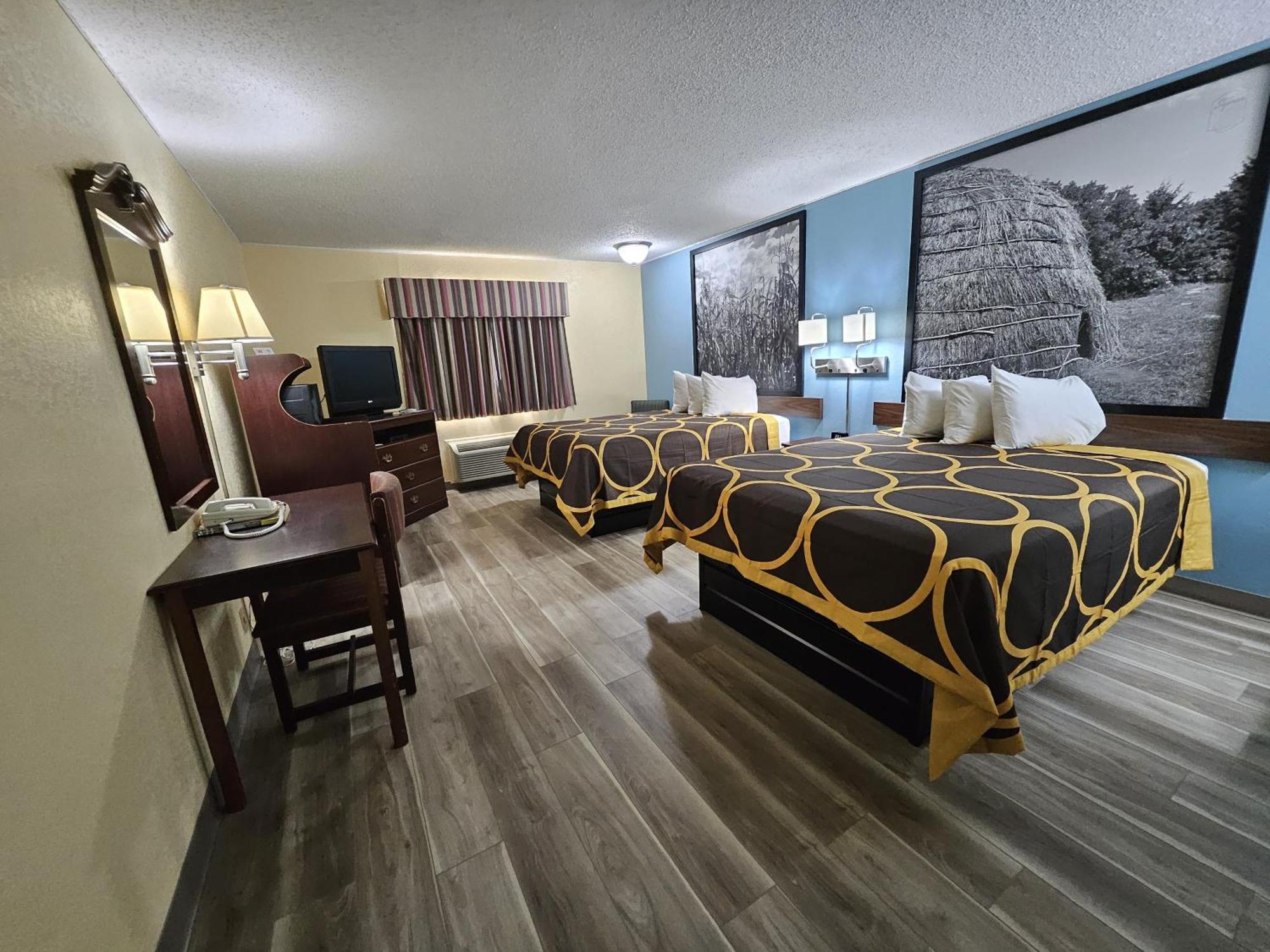 Super 8 By Wyndham Clinton Hotel Buitenkant foto
